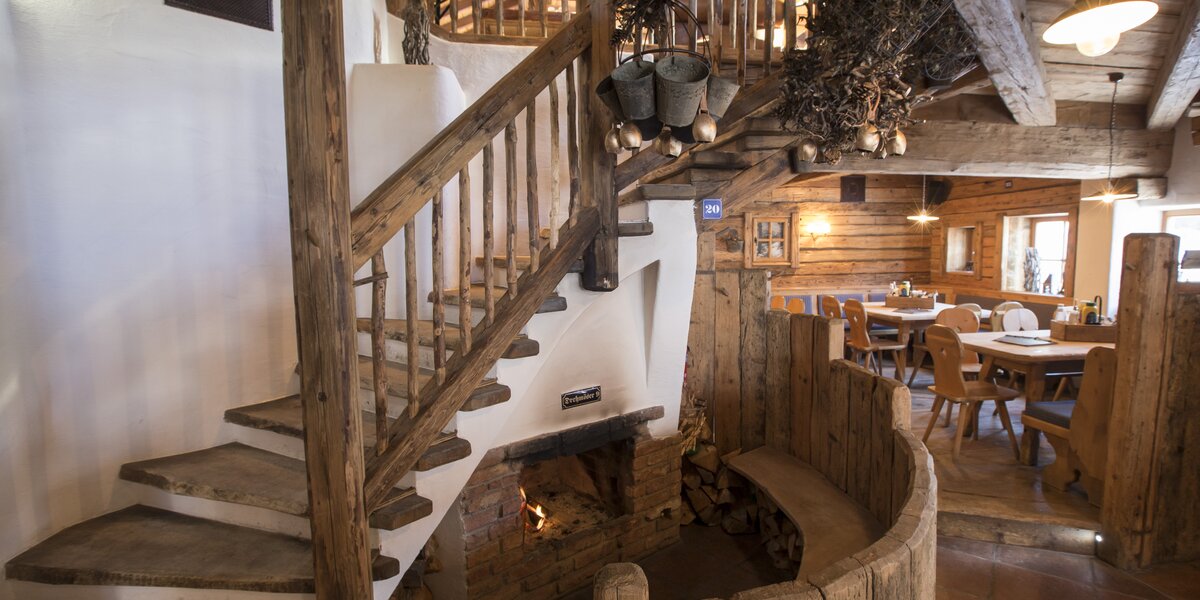 Holztreppe im rustikalen Restaurant, behagliche Atmosphäre.