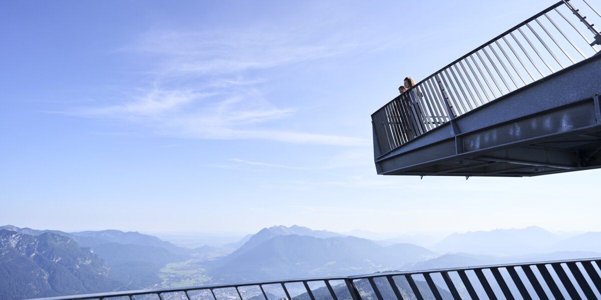 Die Aussichtsplattform AlpspiX mit Blick über die umliegende Bergwelt im Sommer.