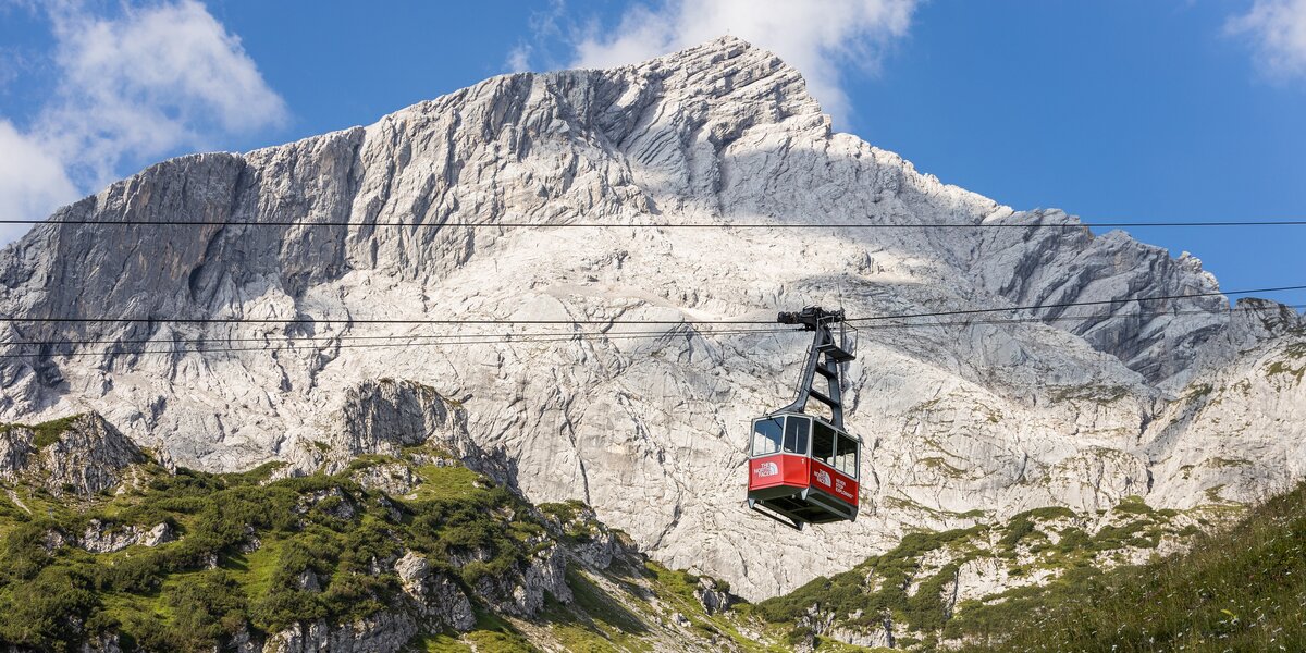 Die Hochalmbahn schwebt vor der Alpspitze vorbei.