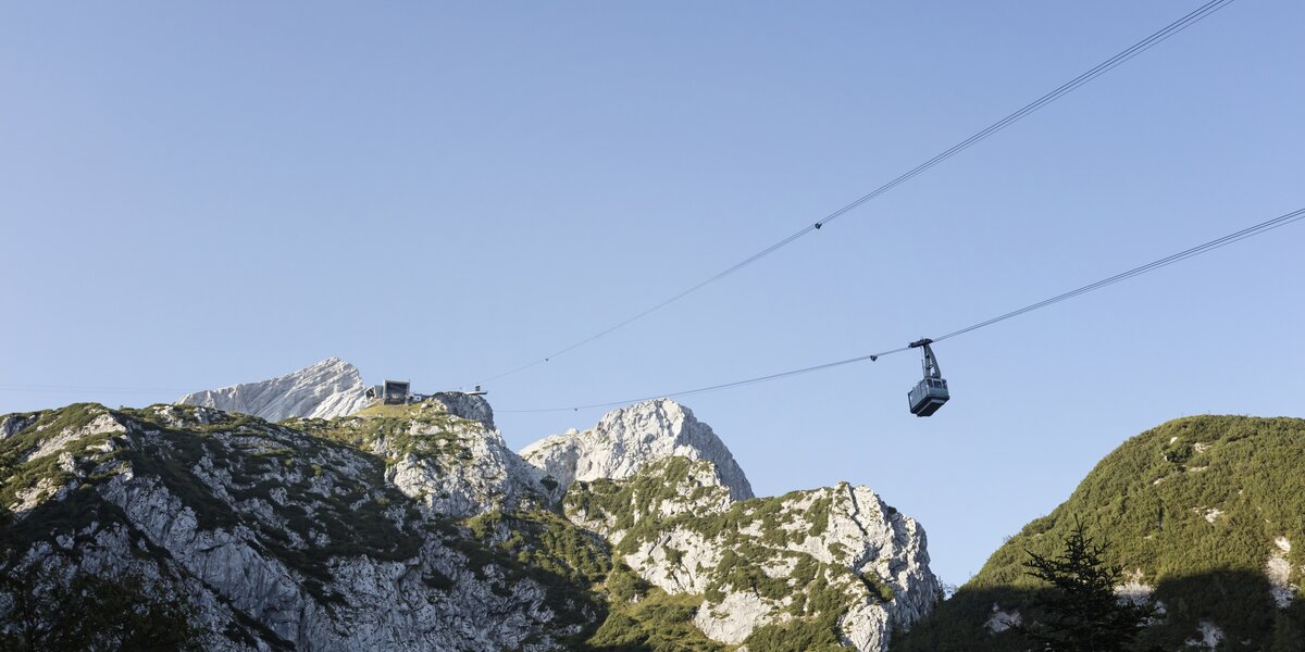 Die Alpspitzbahn schwebt durch eine wunderschöne Berglandschaft.