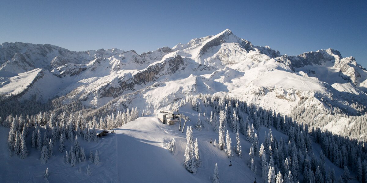 Panoramaansicht vom Start der Kandahar am Kreuzjoch mit der Alpspitze im Hintergrund.