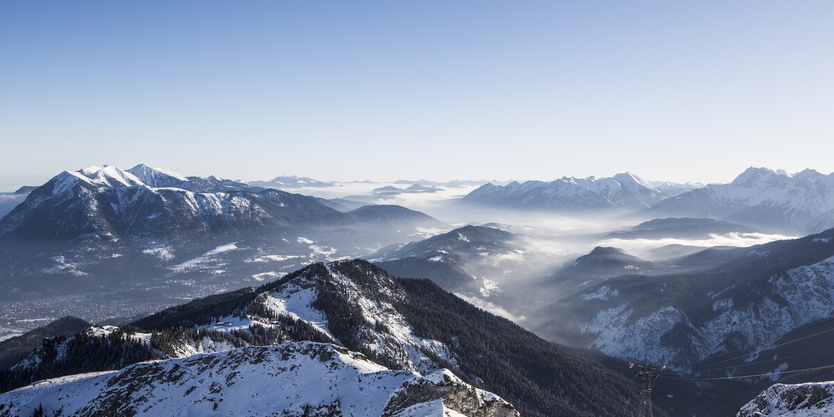 Atemberaubende Aussicht auf schneebedeckte Berge und Täler.