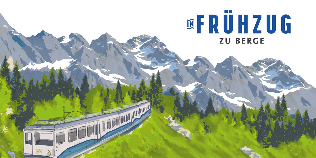 Ein Zug fährt durch eine grüne Berglandschaft mit Bergen im Hintergrund.