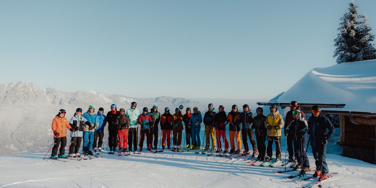 Eine große Gruppe Skifahrer steht morgens vor dem Starthaus der Kandahar am Kreuzjoch.