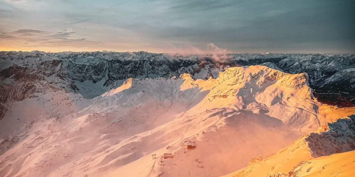 Beeindruckende schneebedeckte Berge bei Sonnenaufgang.