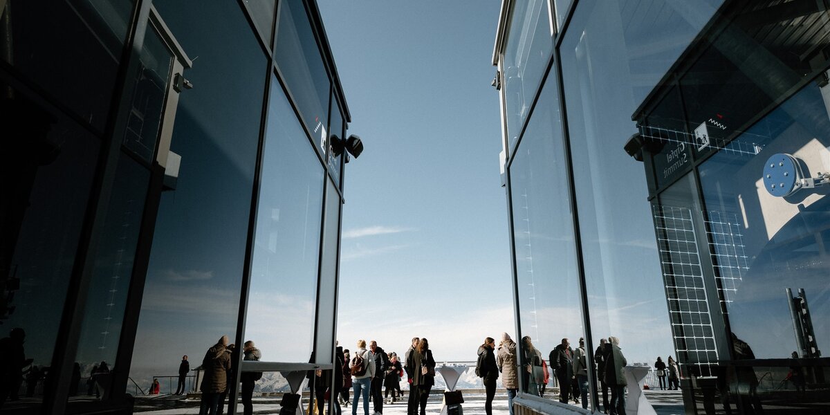 Menschen stehen auf einer Plattform, um den Ausblick zu genießen.