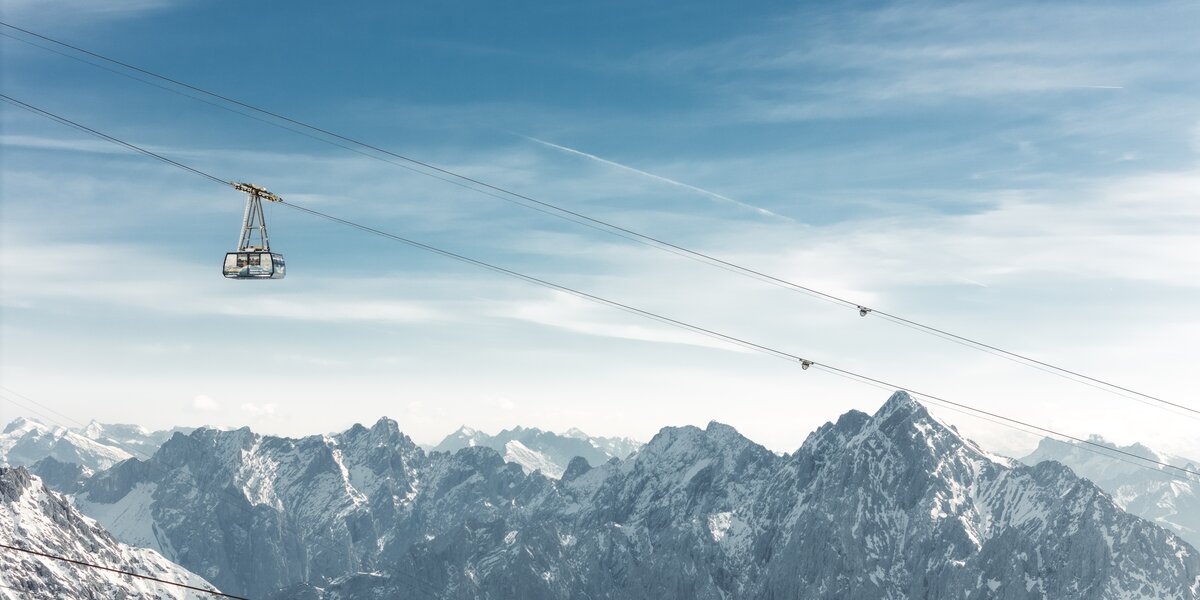 Seilbahn schwebt über majestätische Berglandschaft