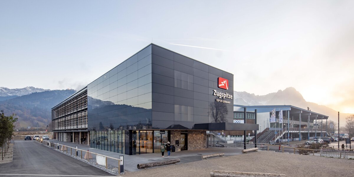 Moderne Architektur des Bahnhofs der Zahnradbahn auf die Zugspitze in Garmisch-Partenkirchen