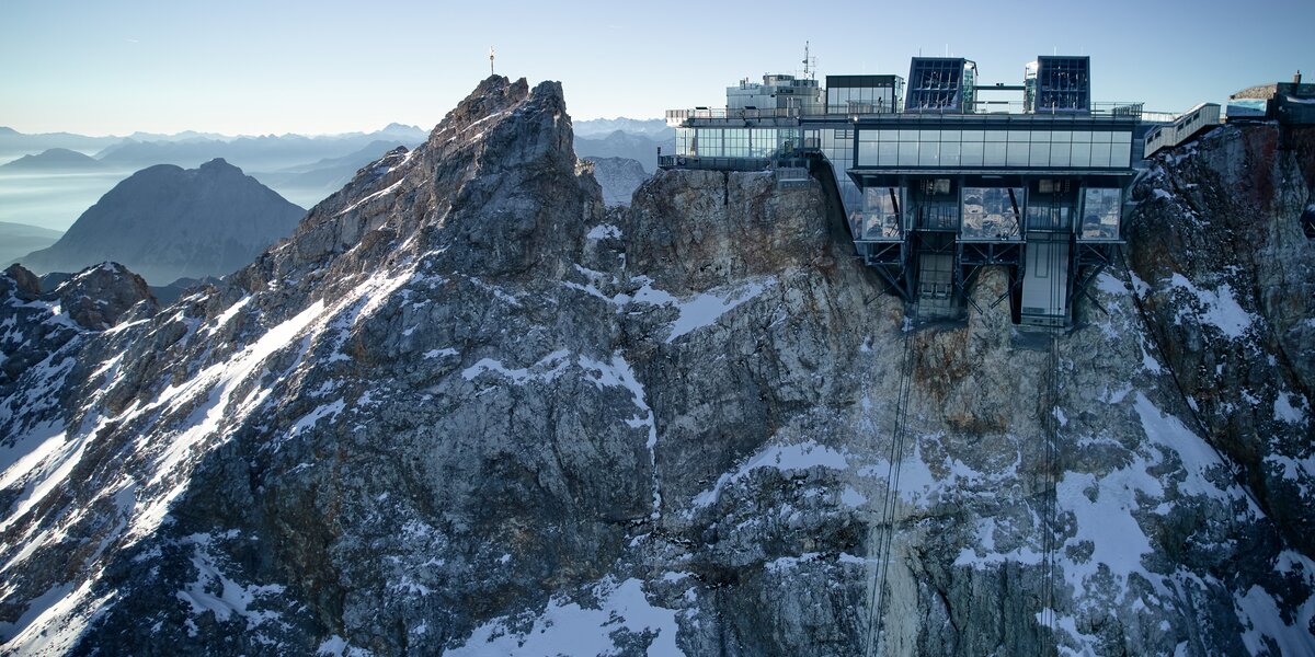 Moderne Bergstation in schneebedeckten Alpenlandschaften.