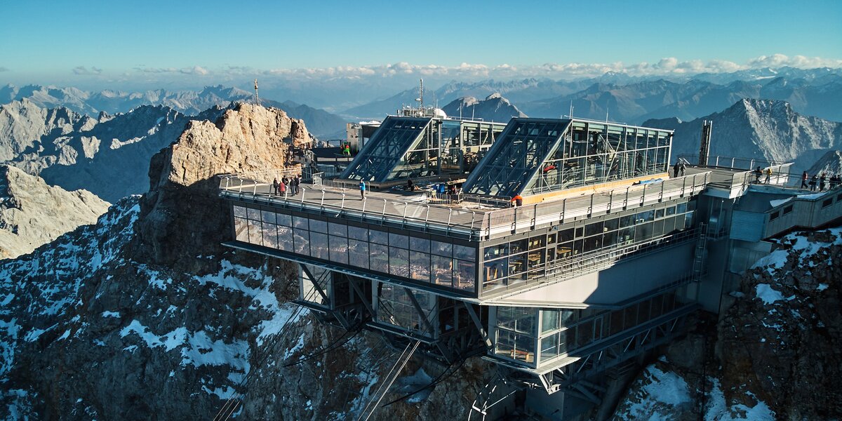 Gipfelstation der Zugspitze mit Aussicht auf die Alpenlandschaft.