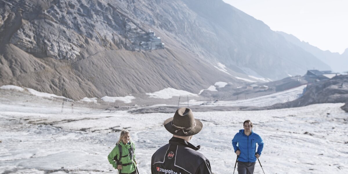 An employee of the Zugspitzbahn is guiding guests on the glacier. 