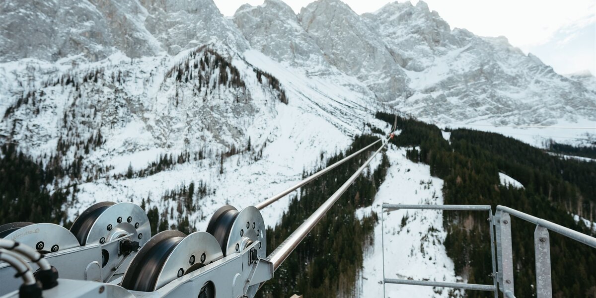 Panorama der Berge und Seilbahntechnik im Winter.