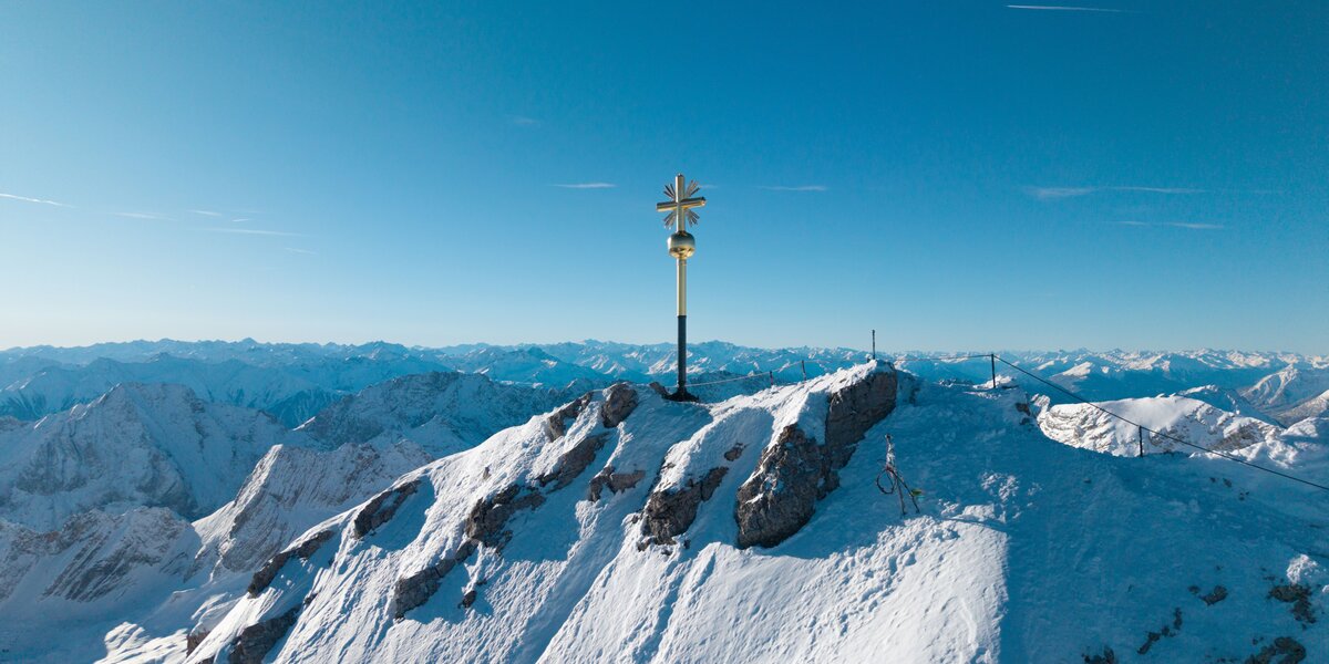 Atemberaubende Aussicht von einem schneebedeckten Gipfel.